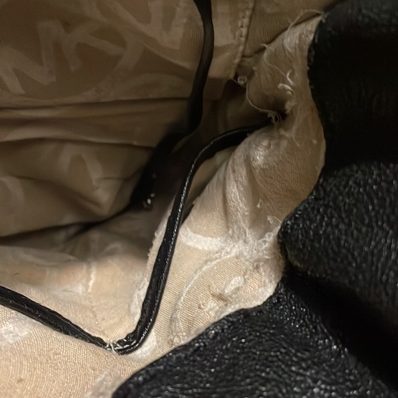 MK black purse. A little used on inside (pic) otherwise in great condition. - Picture 4 of 7
